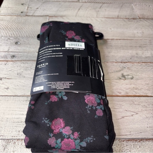 Torrid  Full Length Signature Waist Premium Leggings Sydney Floral Black 4X - Picture 6 of 14